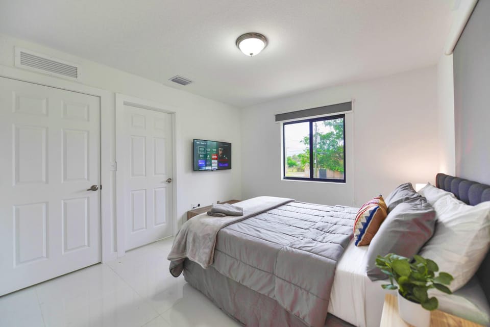 Bed, TV and multimedia, Bedroom, towels, wardrobe