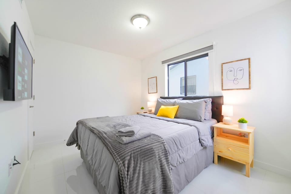 Bed, TV and multimedia, Bedroom, towels