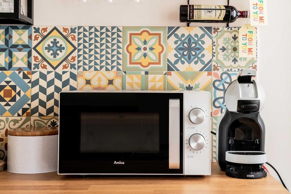 Coffee/tea facilities, Kitchen or kitchenette, stove