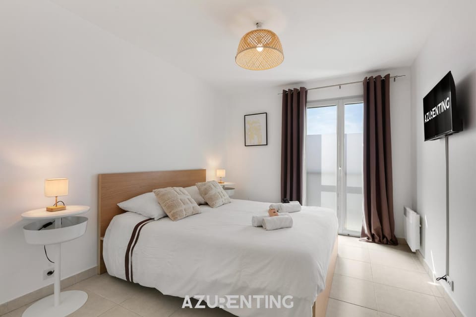Bed, TV and multimedia, Photo of the whole room, Bedroom, towels, air conditioner