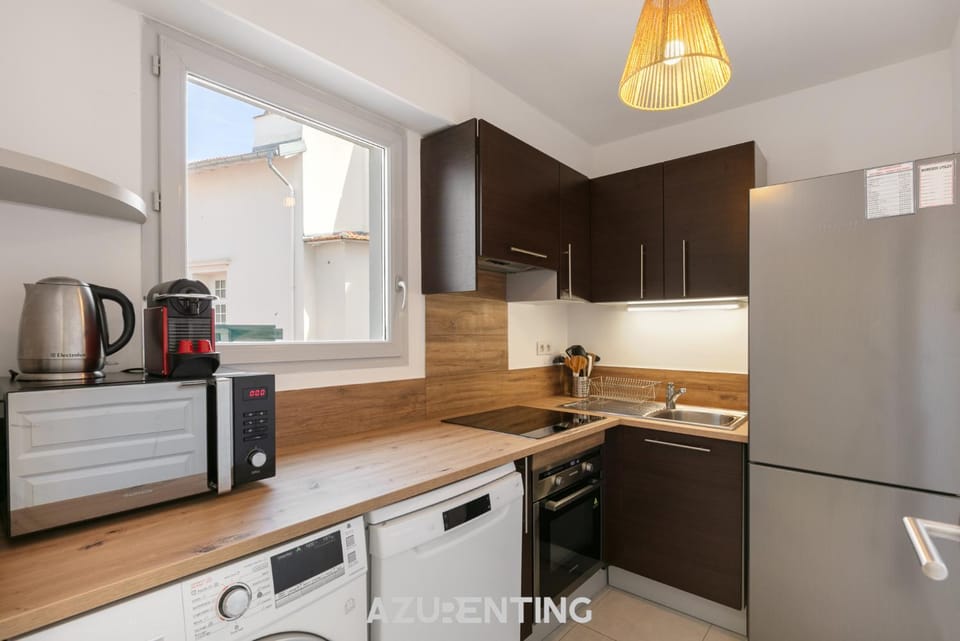 Coffee/tea facilities, dishwasher, microwave, oven, stove, toaster, washing machine, kitchen