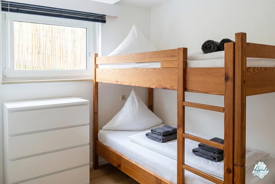 Bedroom, bunk bed