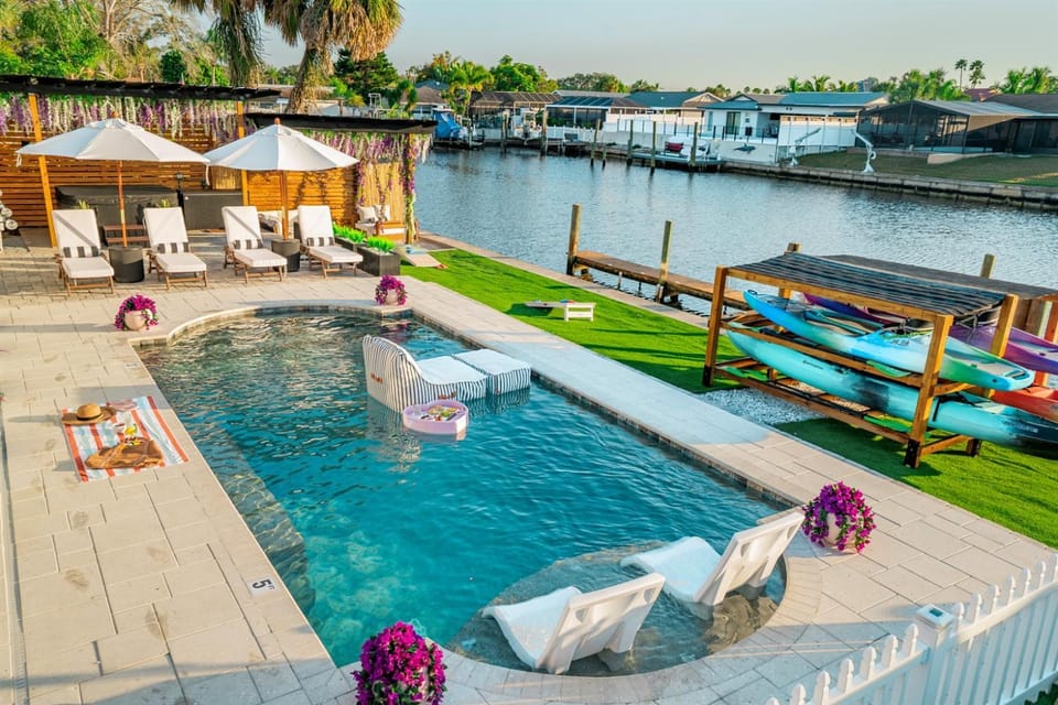 The Don Fully Loaded Waterfront Wellness Country House in Town N Country