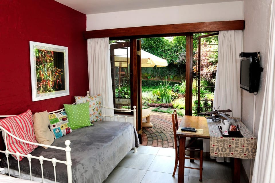 Photo of the whole room, Decorative detail, Garden view