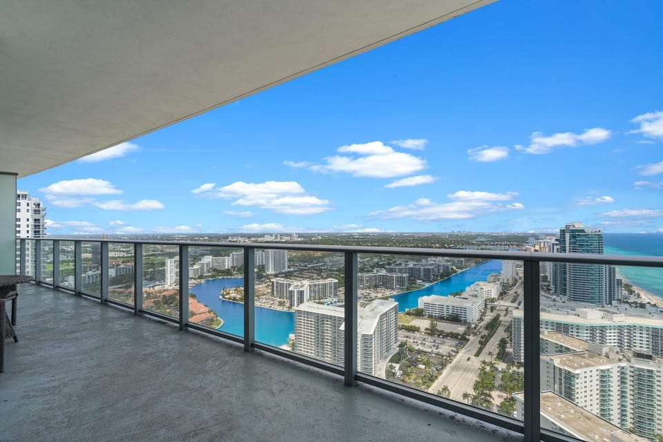 View (from property/room), Balcony/Terrace, City view