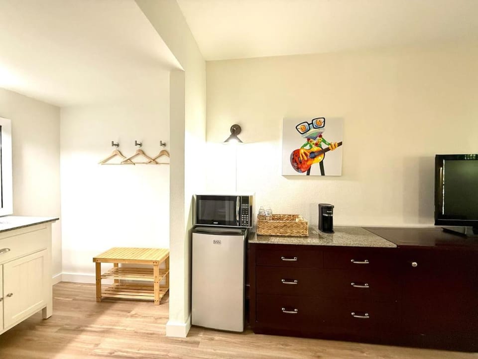 Sunny Vibes Studio Walk to Downtown Trolley Unit 306 Apartment in Eureka Springs