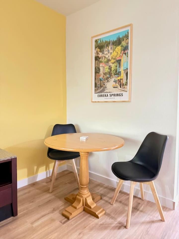 Sunny Vibes Studio Walk to Downtown Trolley Unit 306 Apartment in Eureka Springs