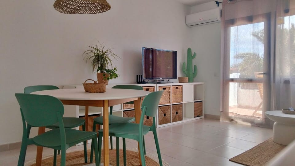 TV and multimedia, Living room, Dining area, air conditioner