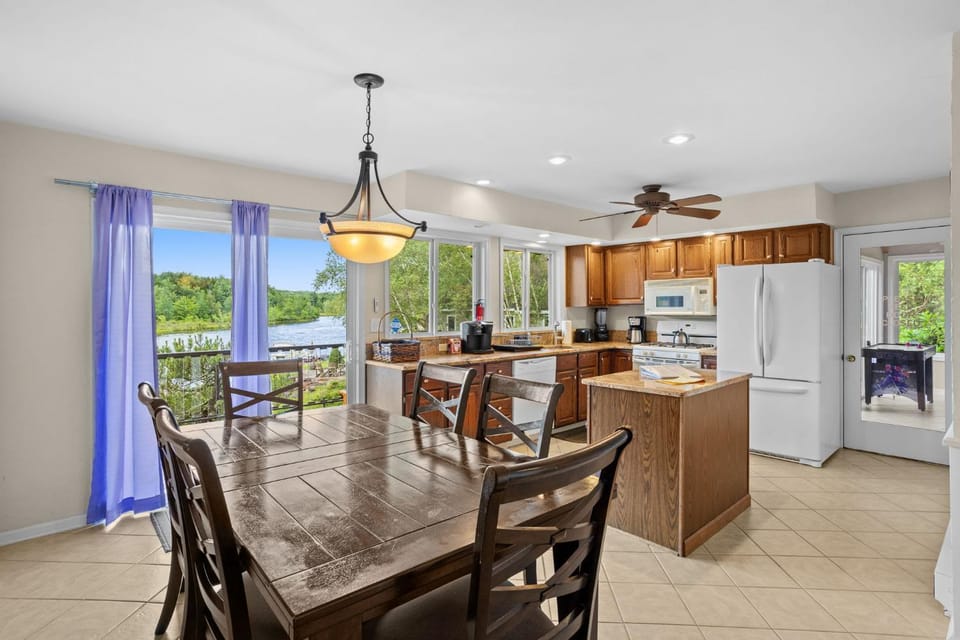 Lake Front Game Room Private Dock and More House in Tunkhannock Township