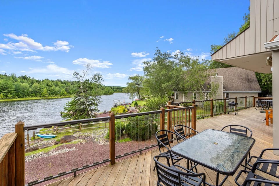 Lake Front Game Room Private Dock and More House in Tunkhannock Township