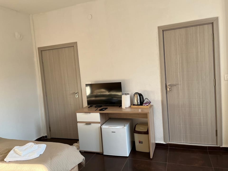 Bed, TV and multimedia, Photo of the whole room, Bedroom, wardrobe