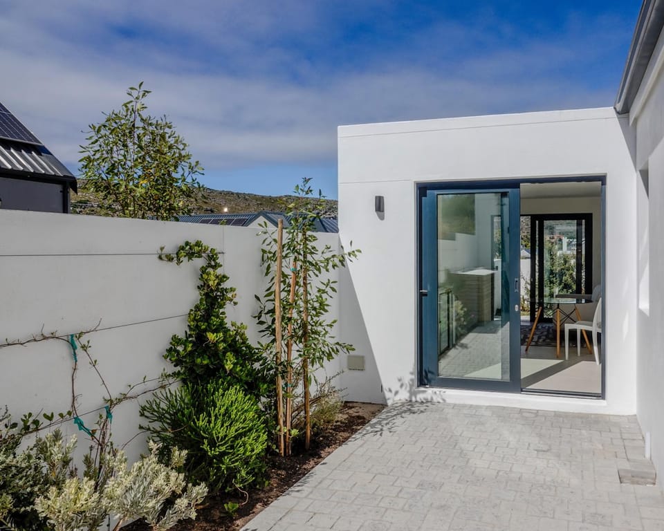 Property building, Patio, Spring, Day, Balcony/Terrace