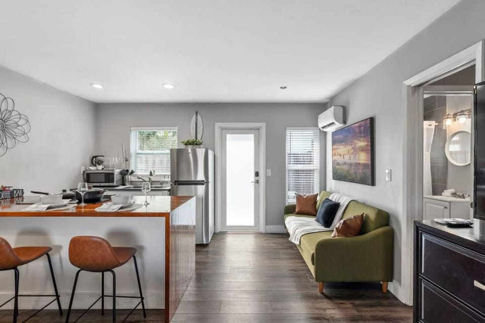 TilahStays Weekly Discounts and 10 min to Beach Apartment in Fort Lauderdale