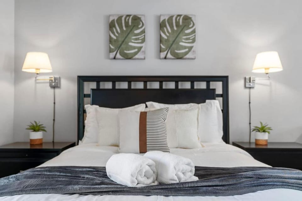 TilahStays Weekly Discounts and 10 min to Beach Apartment in Fort Lauderdale
