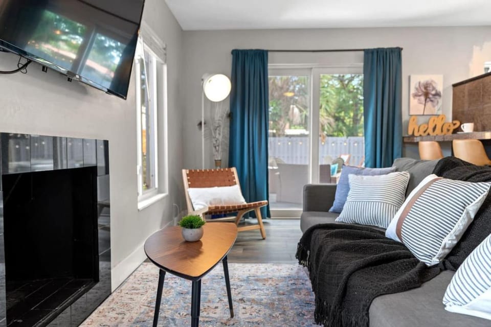 TilahStays King Bed and Fast WiFi with Work Desk Apartment in Fort Lauderdale