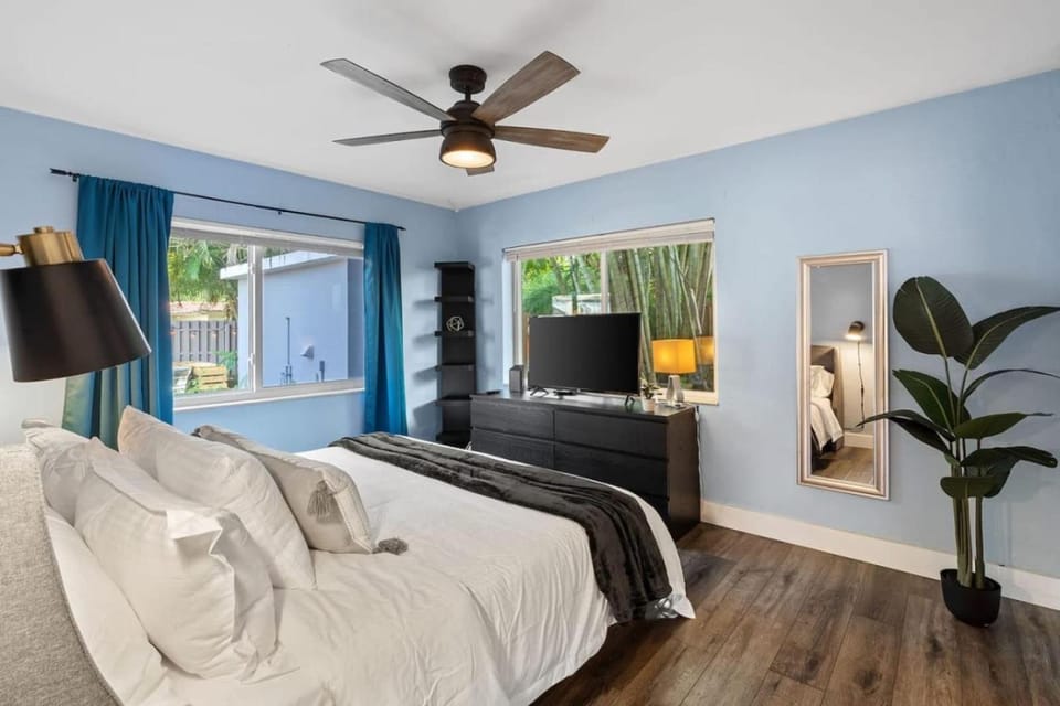 TilahStays King Bed and Fast WiFi with Work Desk Apartment in Fort Lauderdale