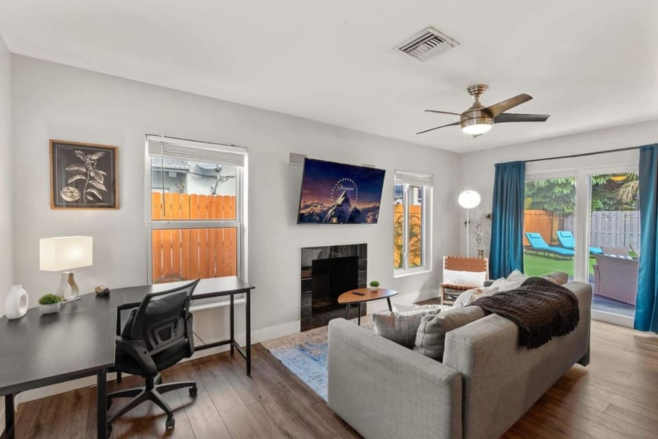 TilahStays King Bed and Fast WiFi with Work Desk Apartment in Fort Lauderdale