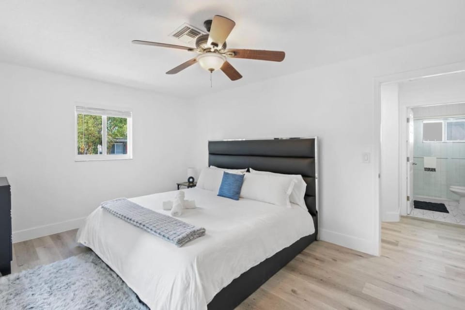 TilahStays Pool House 10 min to Beach House in Wilton Manors