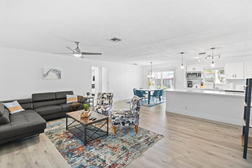 TilahStays Pool House 10 min to Beach House in Wilton Manors