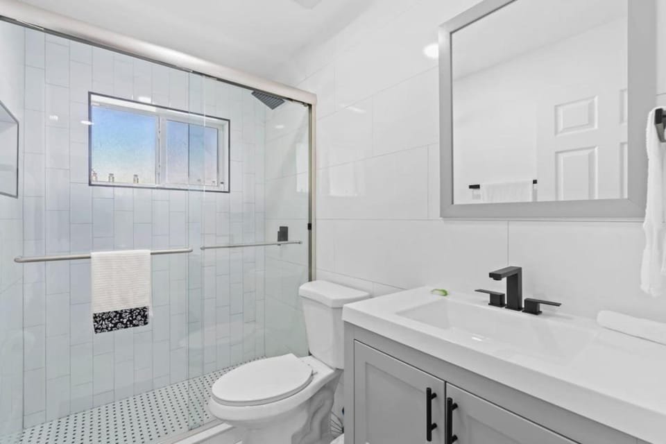 TilahStays Pool House 10 min to Beach House in Wilton Manors