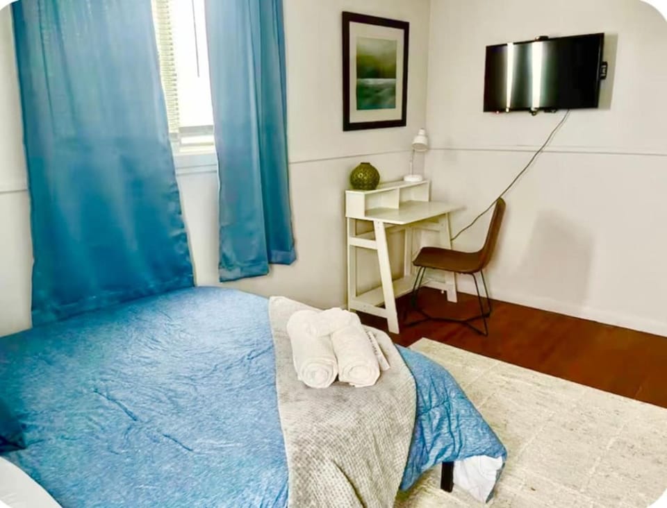 Bed, TV and multimedia, Bedroom, towels