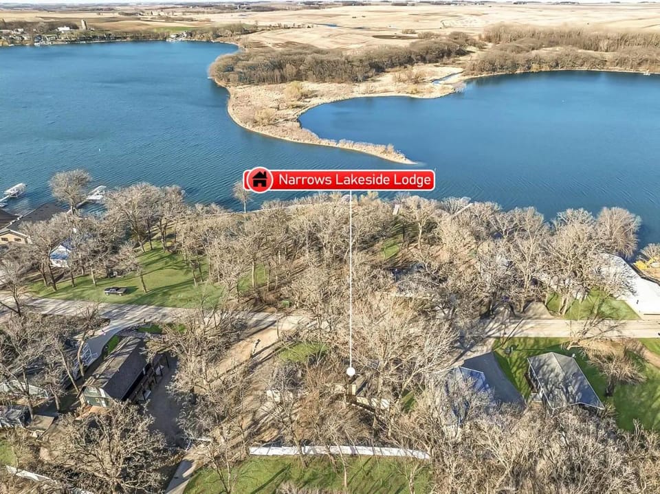 EAST The Narrows Lakeside Lodge off East Lake Okoboji House in Iowa