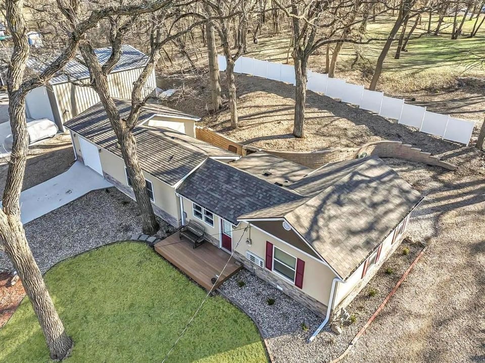 EAST The Narrows Lakeside Lodge off East Lake Okoboji House in Iowa