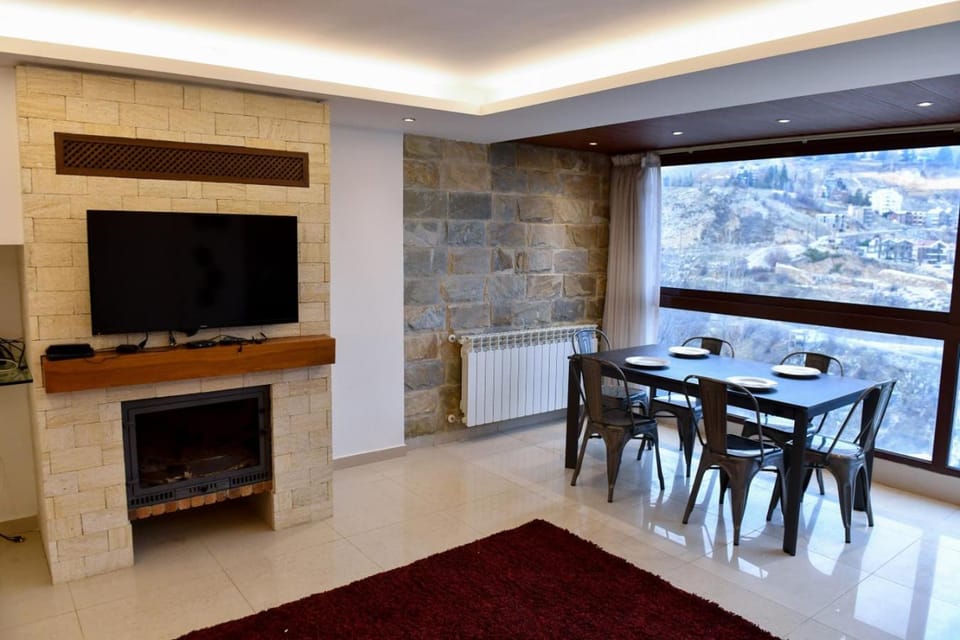 TV and multimedia, Dining area, fireplace