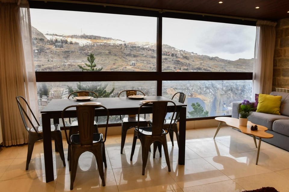 Living room, Dining area, Mountain view