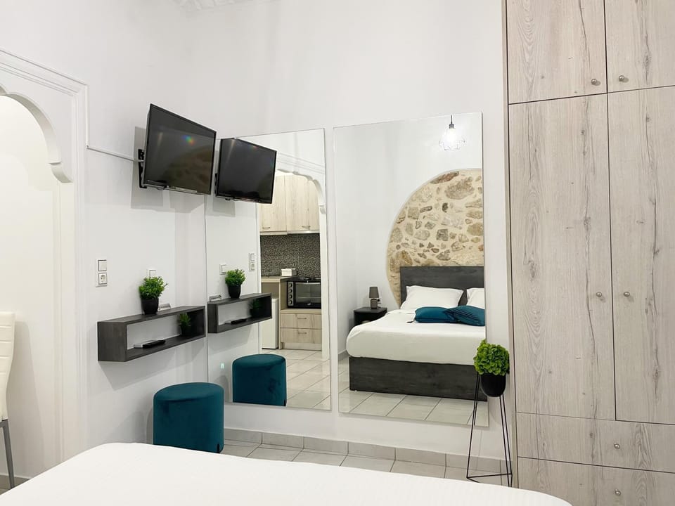 Bed, TV and multimedia, Photo of the whole room, Bedroom