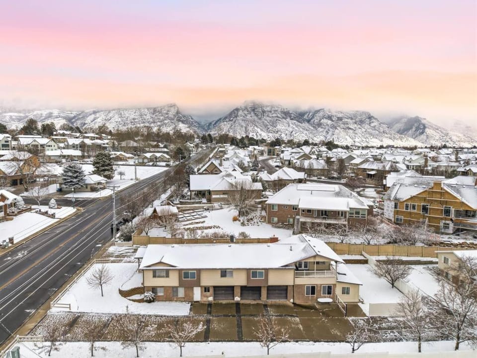 Private Indoor Pool and HT - Sleeps 16 - Game Room House in Orem