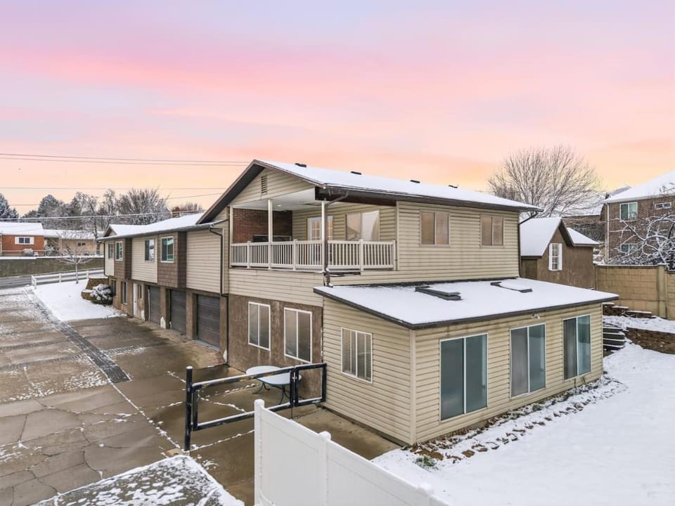Private Indoor Pool and HT - Sleeps 16 - Game Room House in Orem