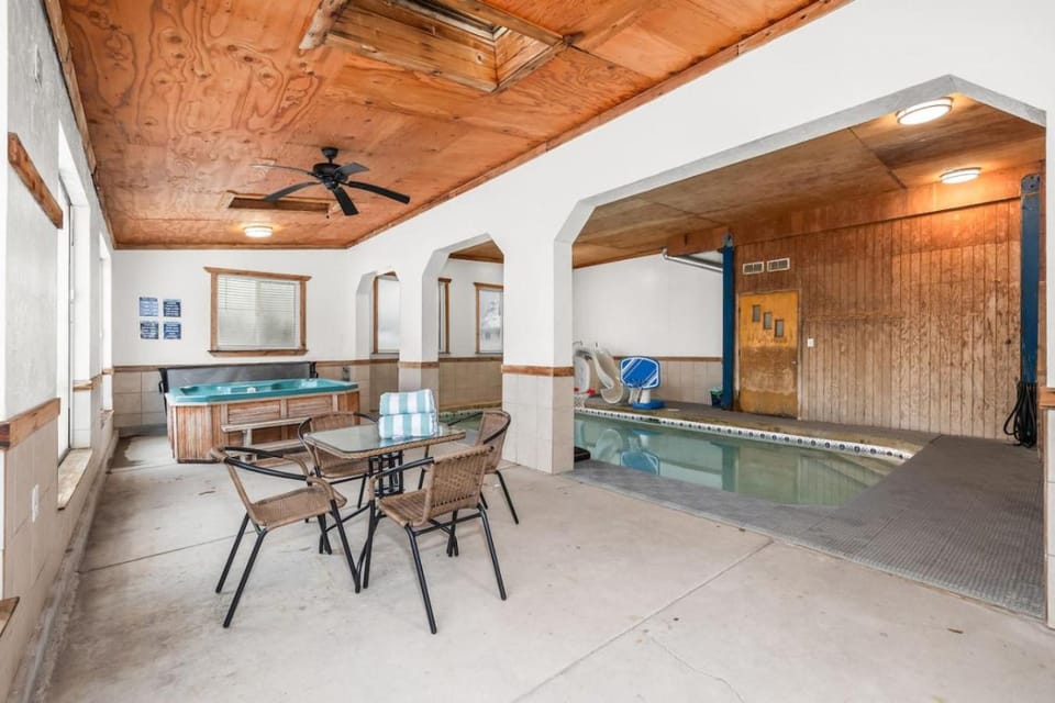 Private Indoor Pool and HT - Sleeps 16 - Game Room House in Orem