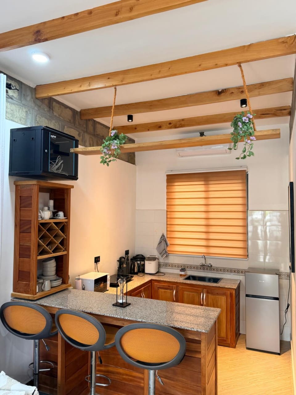 Property building, Kitchen or kitchenette, Living room, Dining area, minibar