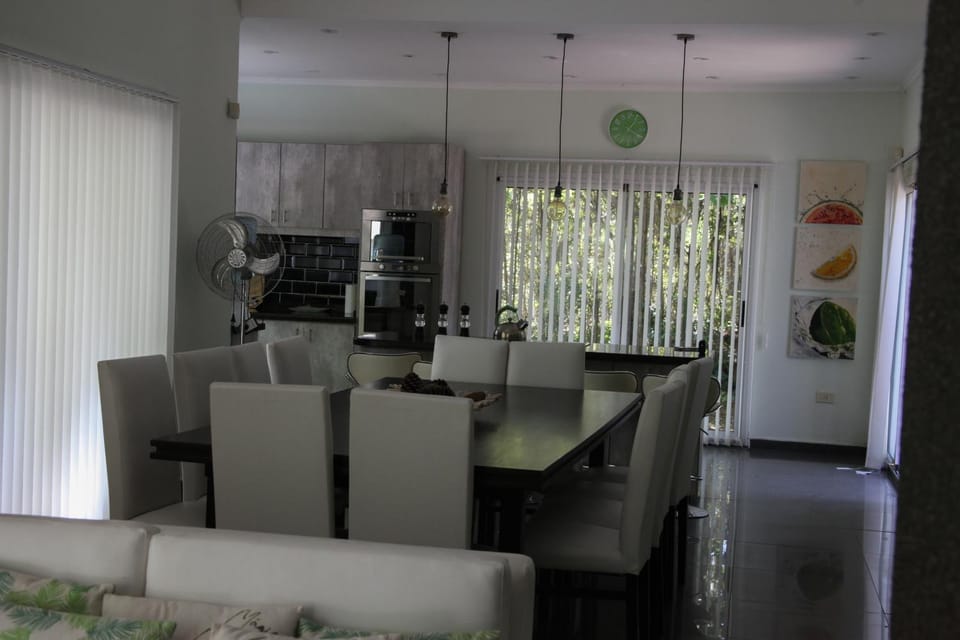 Kitchen or kitchenette, Seating area, Dining area, minibar