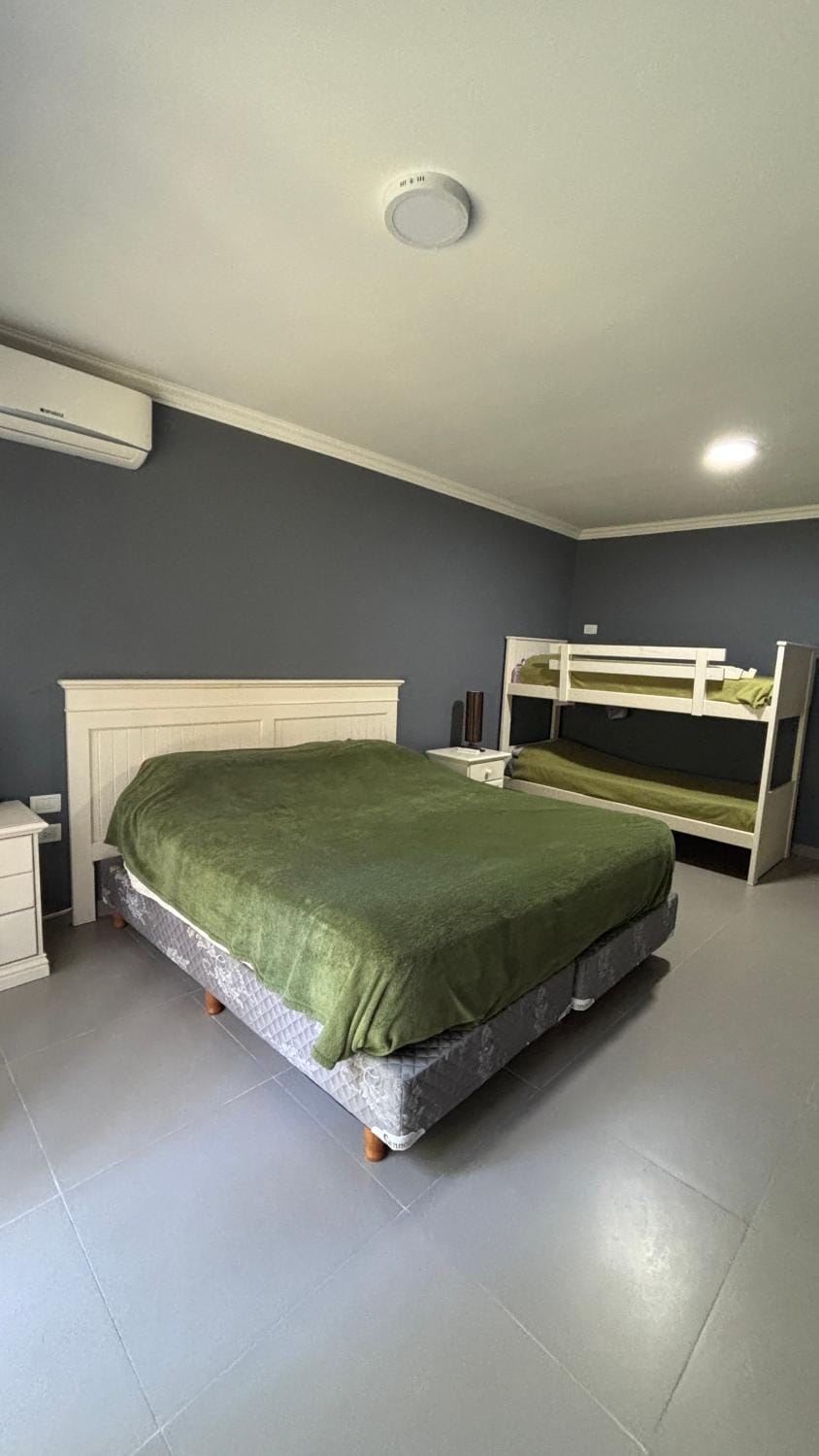 Bed, Bathroom, TV and multimedia, Photo of the whole room, Bedroom, bunk bed, air conditioner