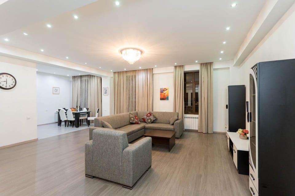 TV and multimedia, Kitchen or kitchenette, Living room, Seating area