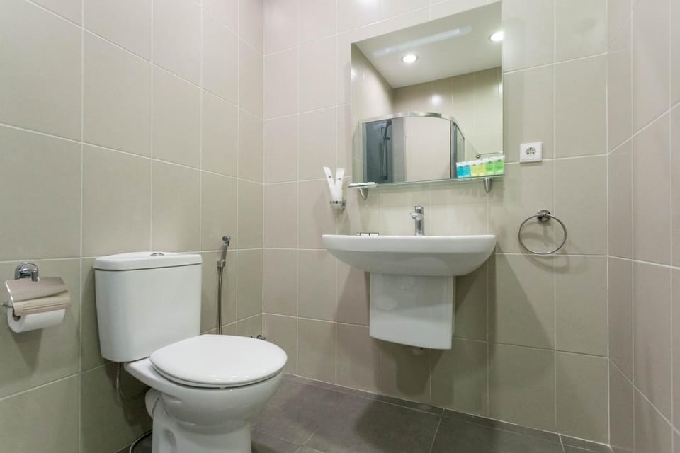 Shower, Toilet, Bathroom, bidet, towels