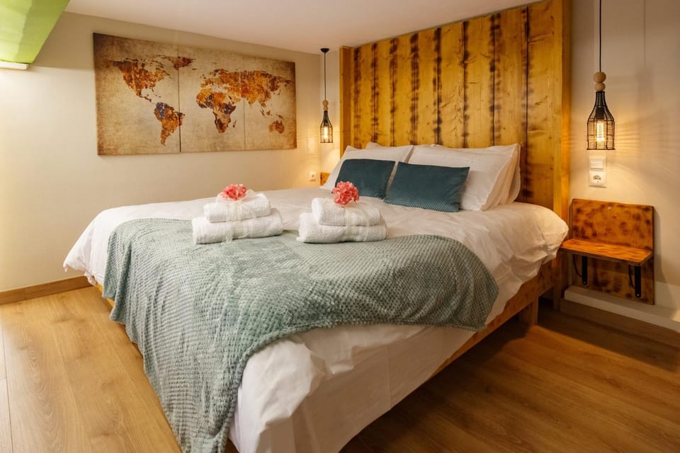 Bed, Bedroom, towels