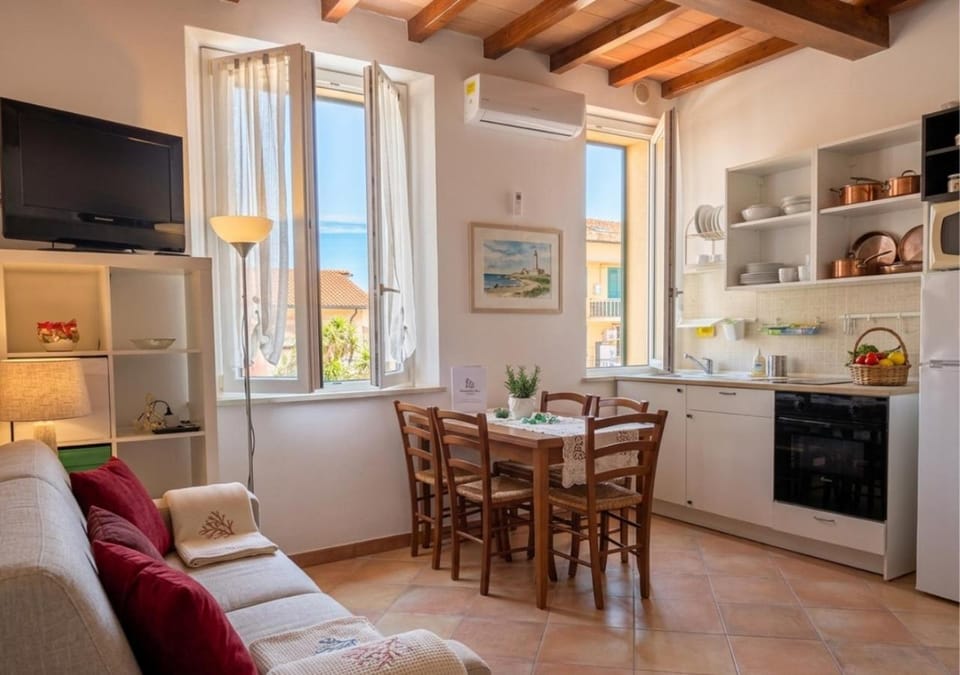 TV and multimedia, Kitchen or kitchenette, Living room, Seating area, Dining area, oven, stove