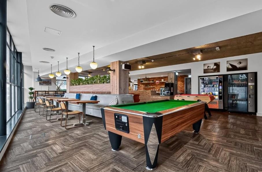 Billiard, Game Room