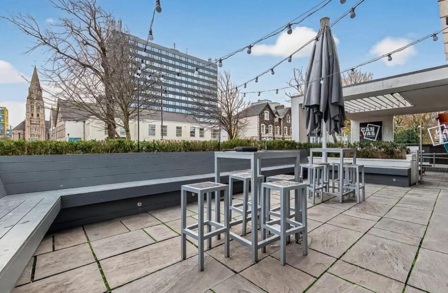 Day, Seating area