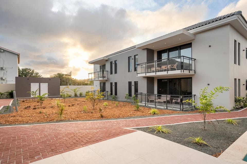 New! Stylish Luxury Apartment with Pool near Mambo Apartment in Willemstad