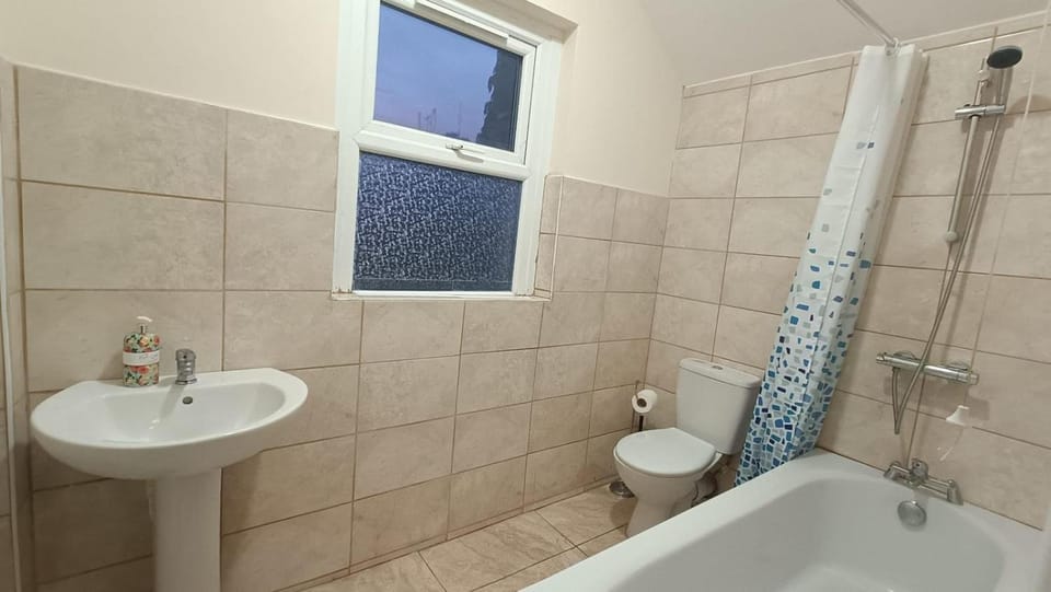 Triplex Hot Tub House with Private Garden Apartment in Cardiff