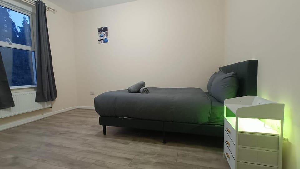 Triplex Hot Tub House with Private Garden Apartment in Cardiff