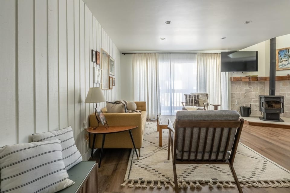 Day, TV and multimedia, Living room, fireplace, furniture