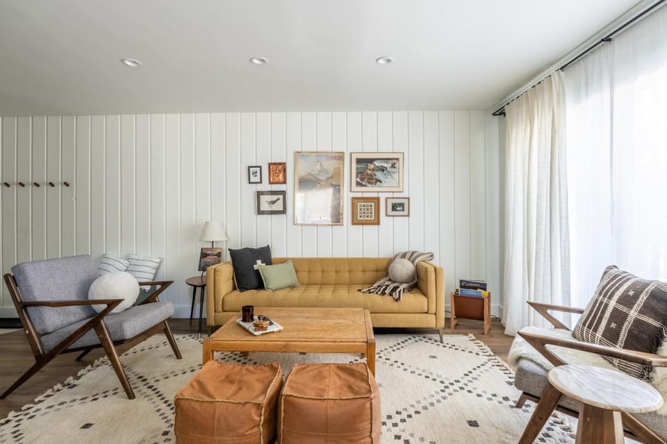 Day, Living room, Seating area, furniture
