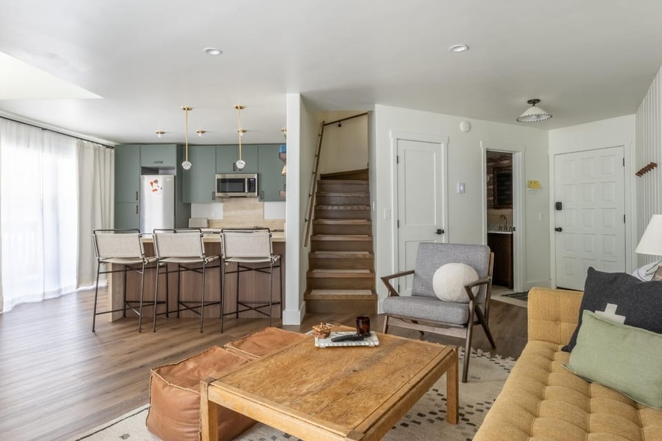 Day, Kitchen or kitchenette, Living room, Seating area, Dining area, furniture