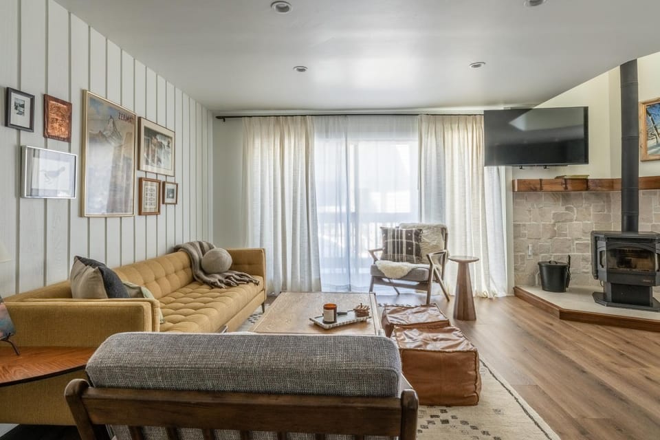 Day, TV and multimedia, Living room, furniture, microwave