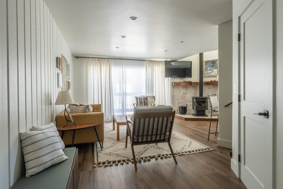 Day, Living room, fireplace, furniture